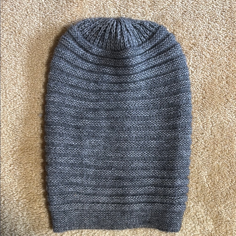 RAFFAELLO BETTINI Gray Knit Beanie